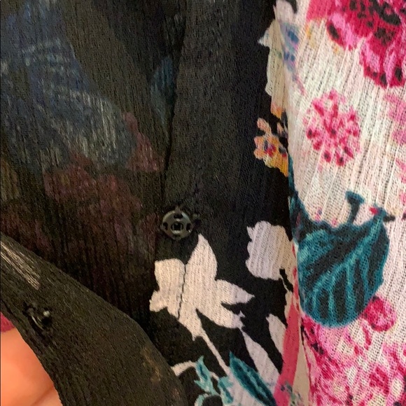 Floral bell sleeve blouse - Picture 3 of 3